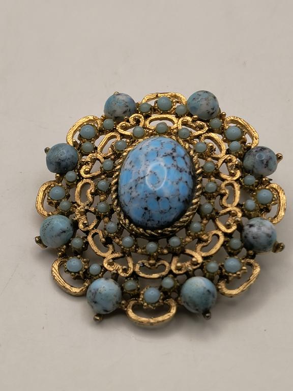 Stara broszka z kamieniem