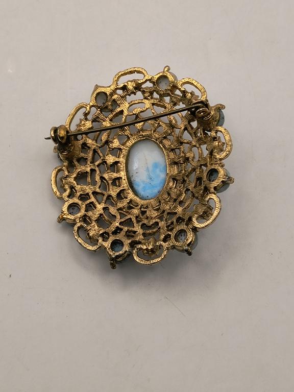 Stara broszka z kamieniem