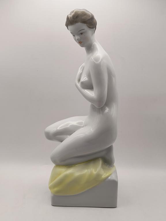 Figurka porcelanowa - akt kobiety - Hollohaza, Węgry