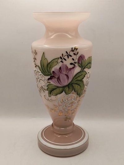 Wazon szklany różowy z motywem kwiatowym