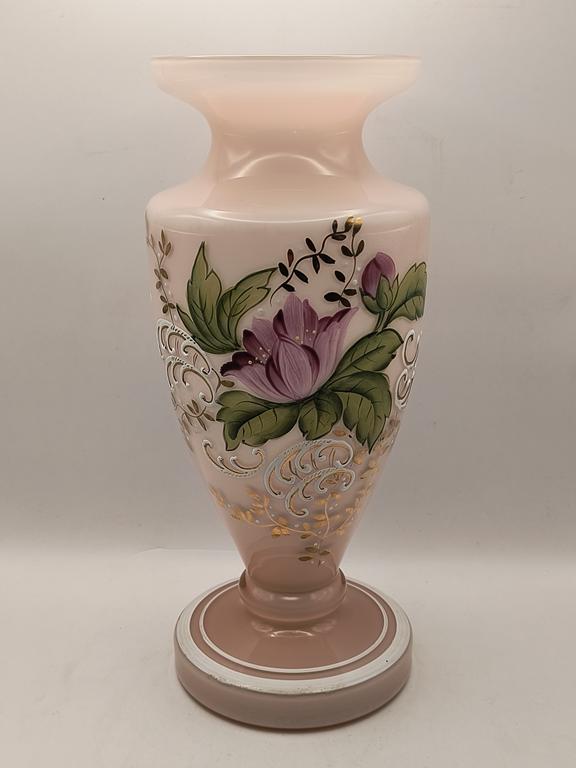 Wazon szklany różowy z motywem kwiatowym