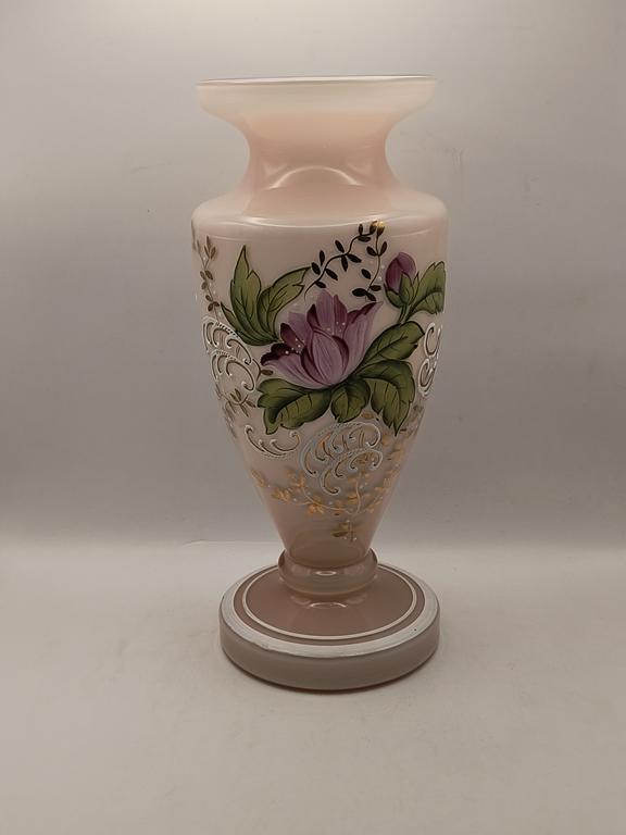 Wazon szklany różowy z motywem kwiatowym