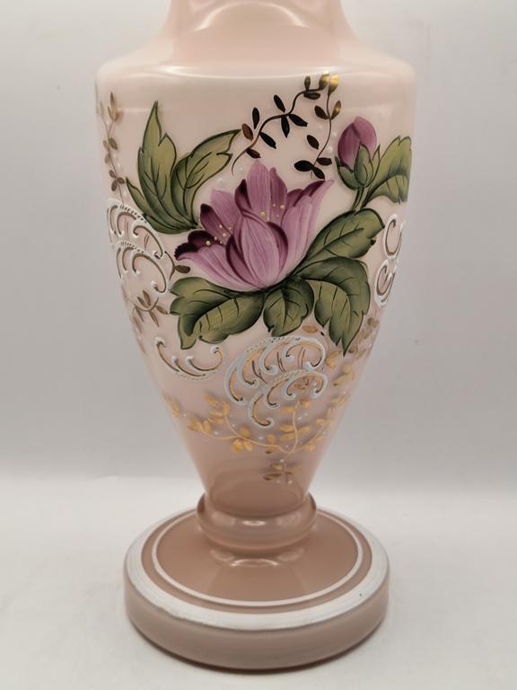 Wazon szklany różowy z motywem kwiatowym