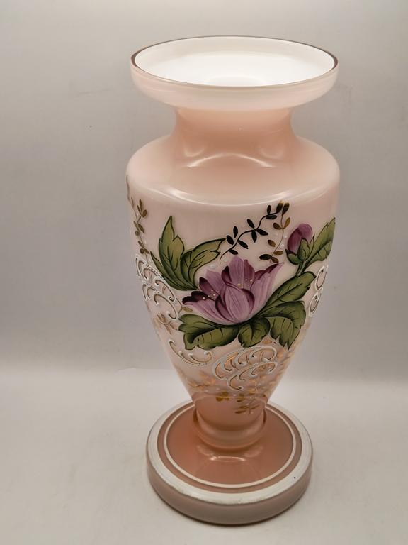 Wazon szklany różowy z motywem kwiatowym