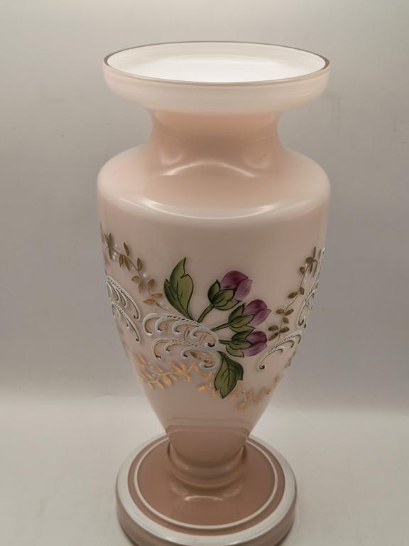 Wazon szklany różowy z motywem kwiatowym