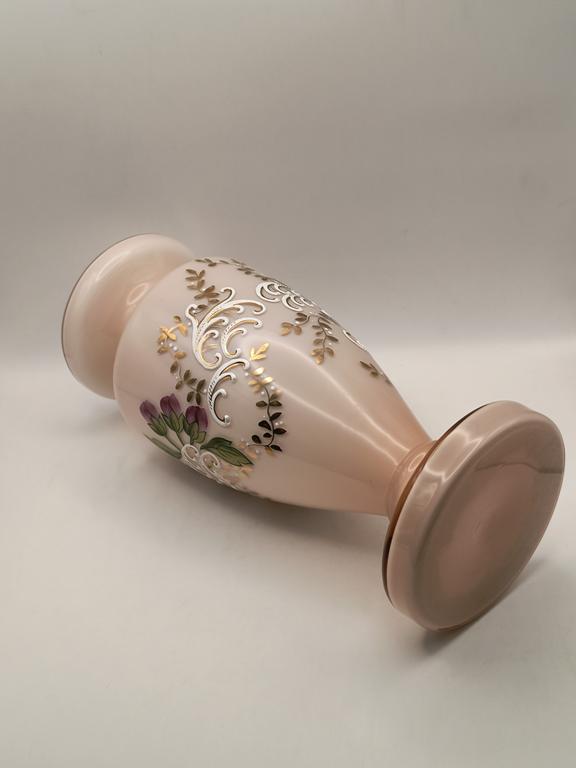 Wazon szklany różowy z motywem kwiatowym