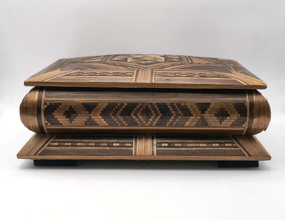 Szkatułka drewniana ze słomkowymi zdobieniami