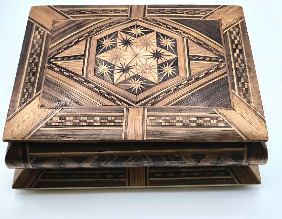 Szkatułka drewniana ze słomkowymi zdobieniami