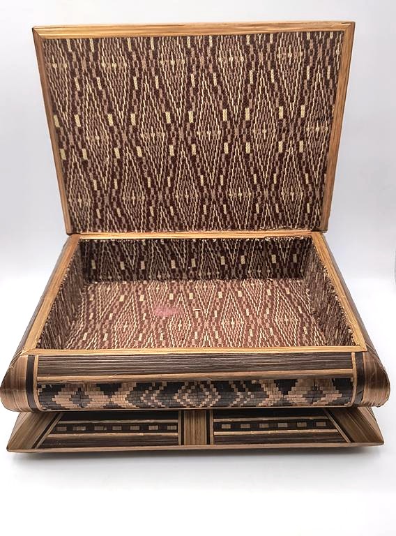 Szkatułka drewniana ze słomkowymi zdobieniami