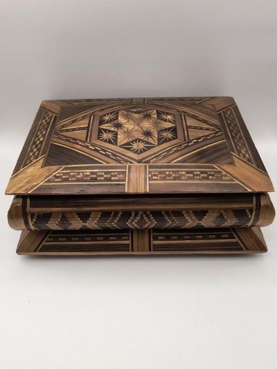 Szkatułka drewniana ze słomkowymi zdobieniami