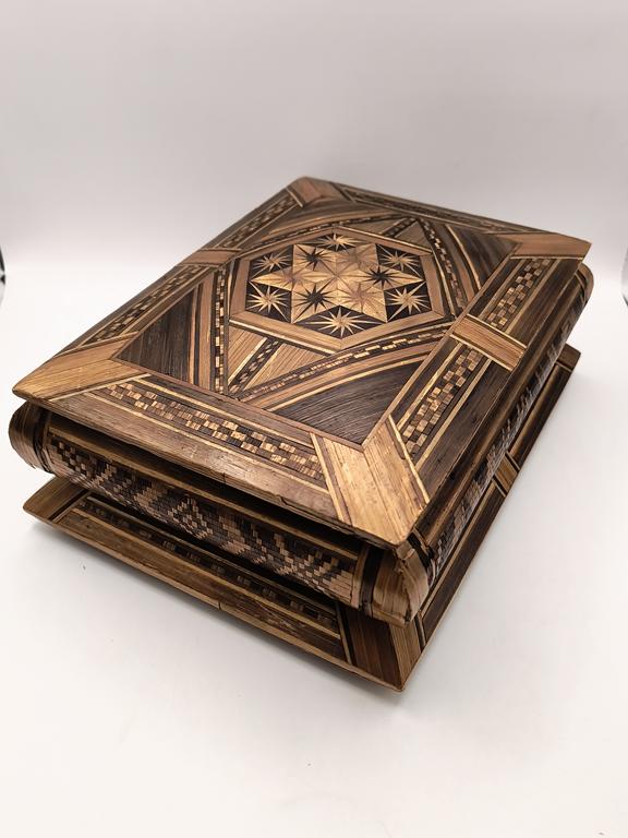 Szkatułka drewniana ze słomkowymi zdobieniami