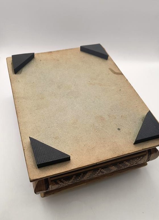 Szkatułka drewniana ze słomkowymi zdobieniami