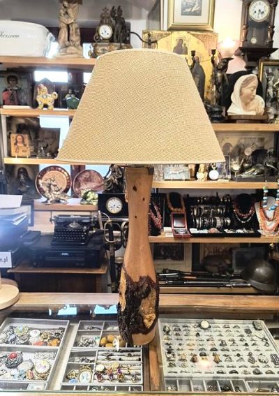Duża lampa drewniana z abażurem
