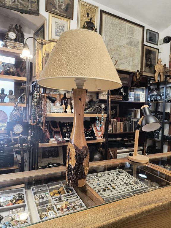 Duża lampa drewniana z abażurem