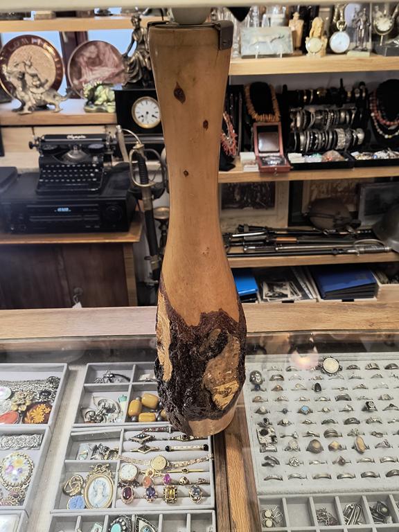 Duża lampa drewniana z abażurem