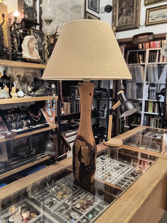 Duża lampa drewniana z abażurem