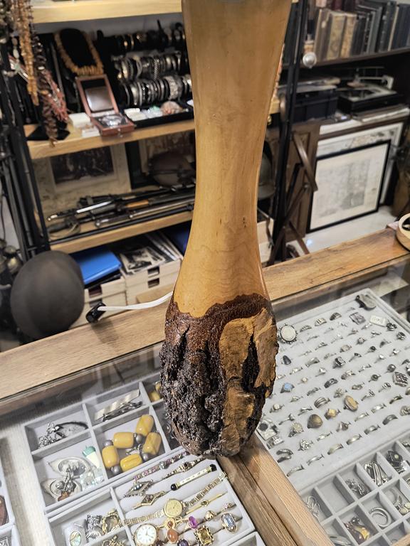 Duża lampa drewniana z abażurem