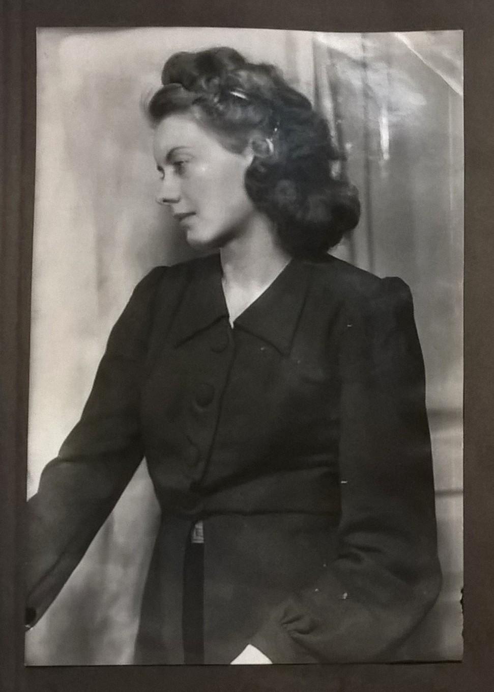 Zestaw zdjęć - Międzychód - Czerwiec 1945; Absolwentki Państwowego Gimnazjum w Bielsku, 1945 rok - lipiec