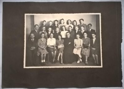 Zestaw zdjęć - Międzychód - Czerwiec 1945; Absolwentki Państwowego Gimnazjum w Bielsku, 1945 rok - lipiec