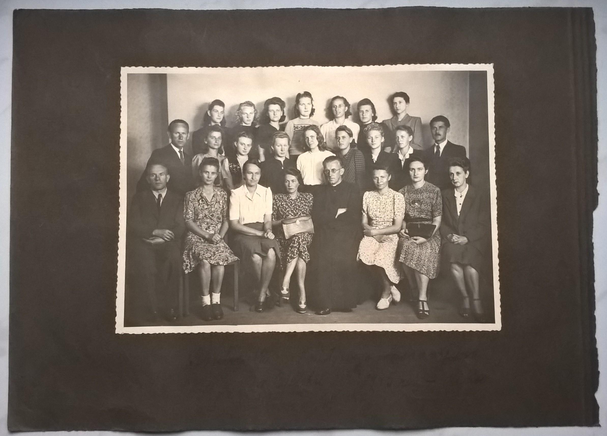 Zestaw zdjęć - Międzychód - Czerwiec 1945; Absolwentki Państwowego Gimnazjum w Bielsku, 1945 rok - lipiec