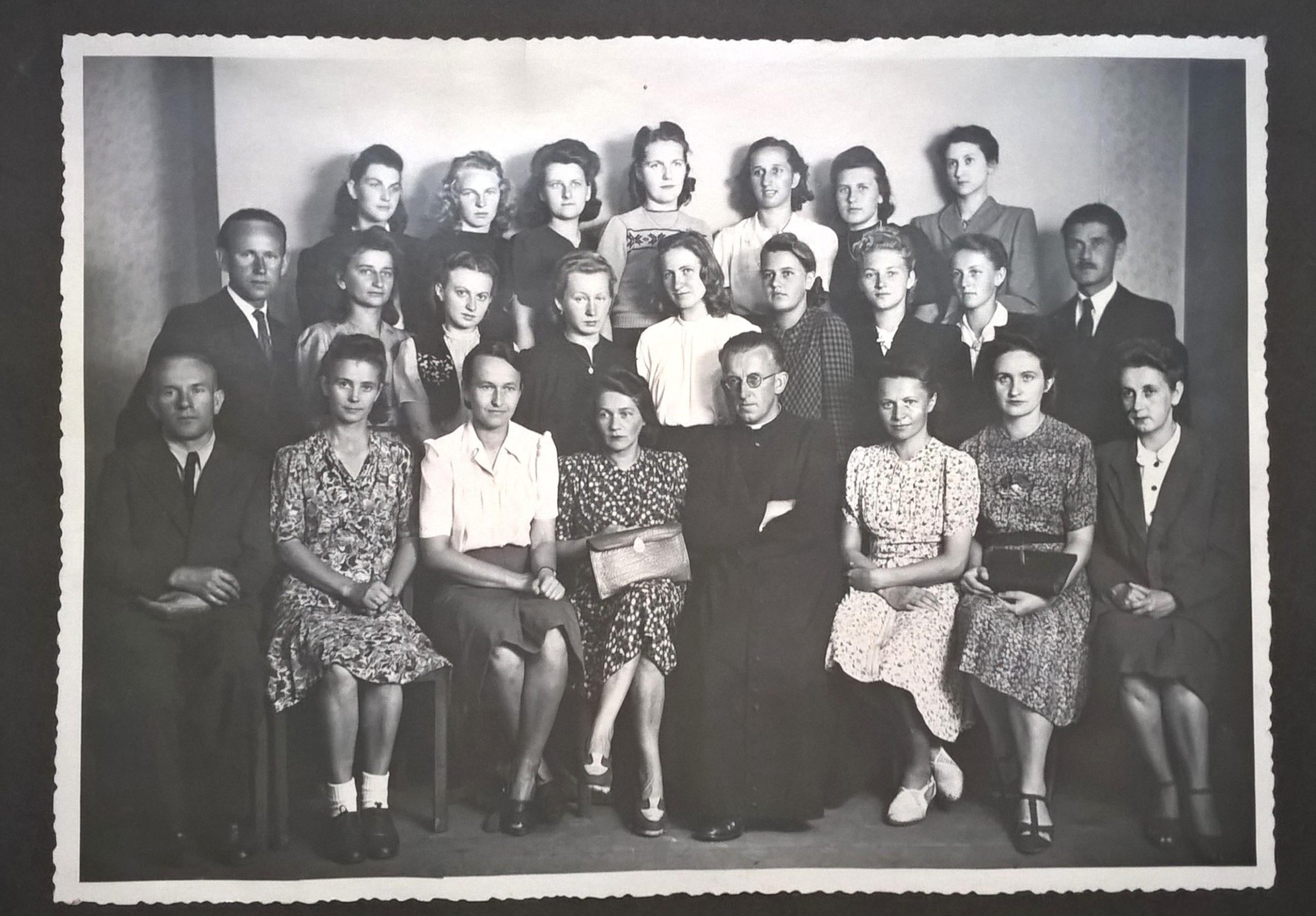 Zestaw zdjęć - Międzychód - Czerwiec 1945; Absolwentki Państwowego Gimnazjum w Bielsku, 1945 rok - lipiec