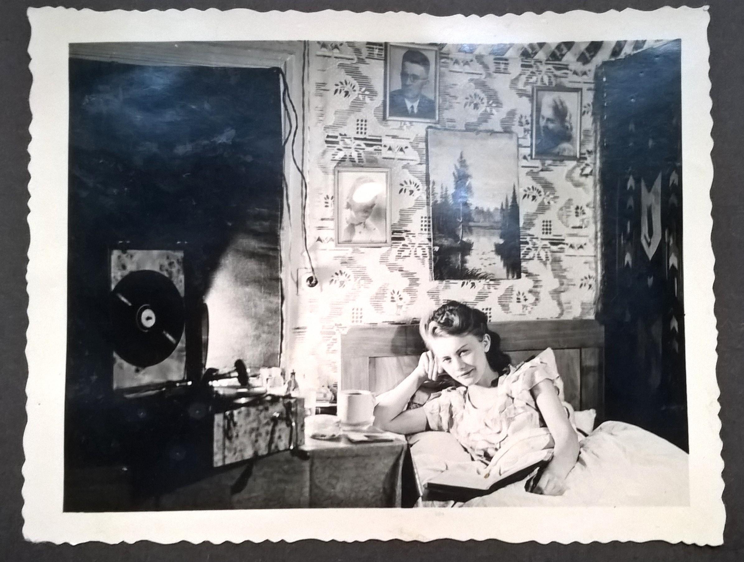 Zestaw zdjęć - Międzychód - Czerwiec 1945; Absolwentki Państwowego Gimnazjum w Bielsku, 1945 rok - lipiec