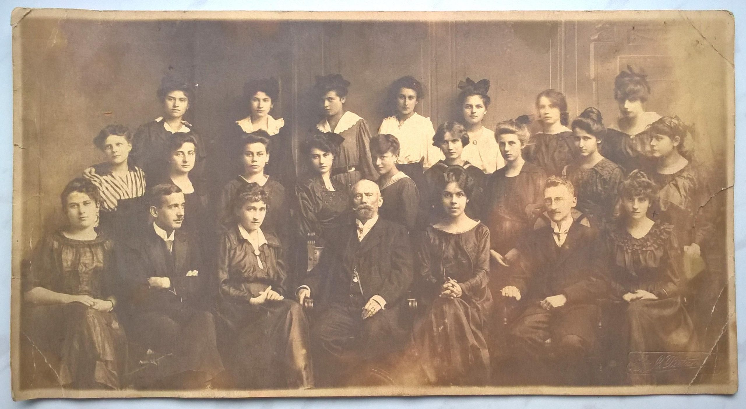 Stare zdjęcie nauczycieli i uczennic - szkoła żeńska