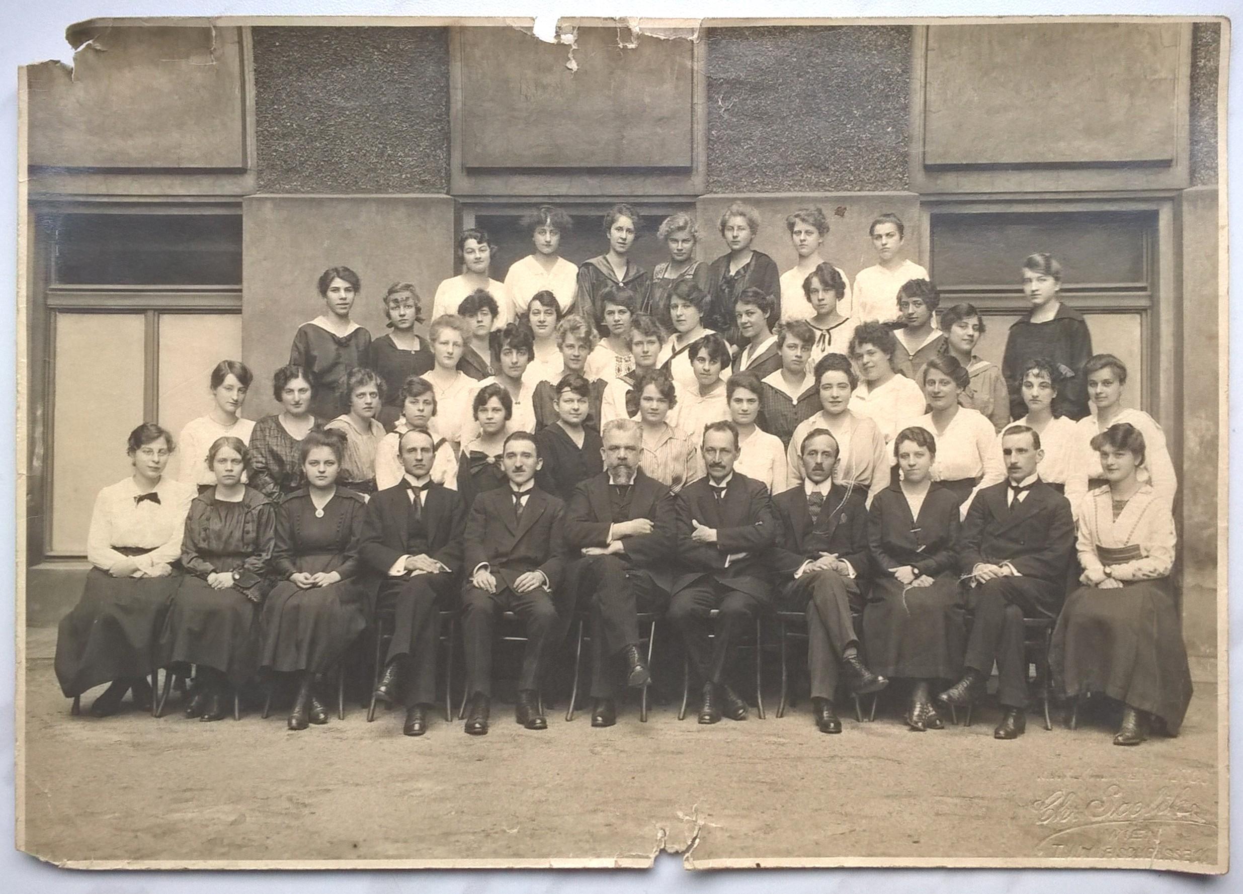 Zdjęcie - nauczyciele i uczennice szkoły żeńskiej