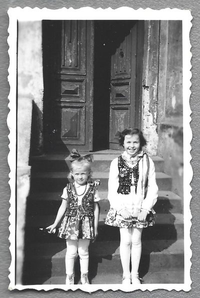 Zdjęcie dziewczynek w strojach ludowych