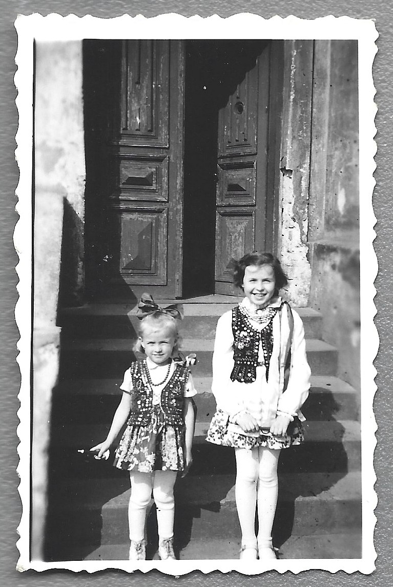 Zdjęcie dziewczynek w strojach ludowych