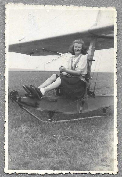 Stare zdjęcie - kobieta w szybowcu