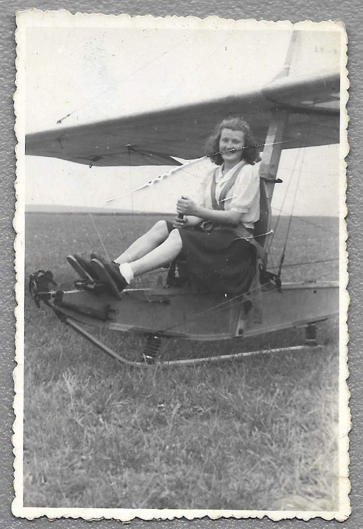 Stare zdjęcie - kobieta w szybowcu