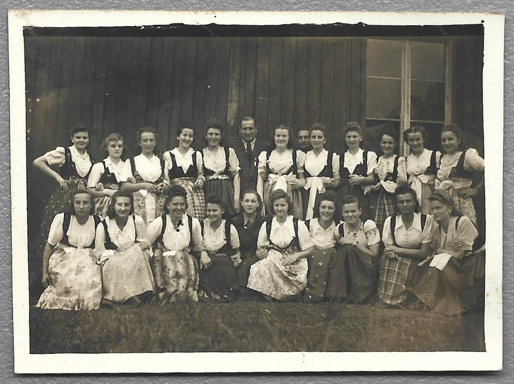Stare zdjęcie - kobiety w strojach ludowych