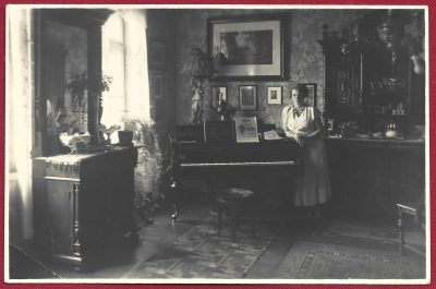 Zdjęcie – wnętrze mieszkania-salon z fortepianem, 1900-1915