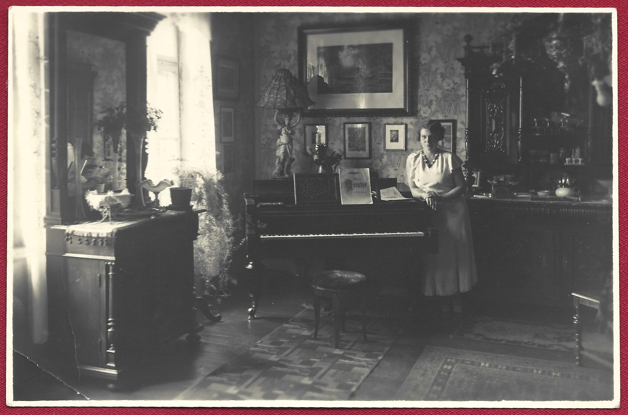 Zdjęcie – wnętrze mieszkania-salon z fortepianem, 1900-1915