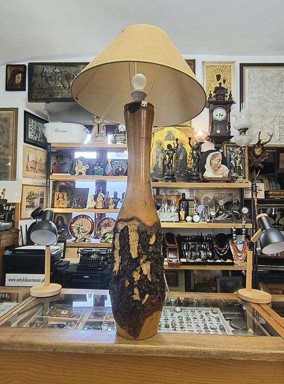 Duża lampa drewniana z abażurem, Czechy