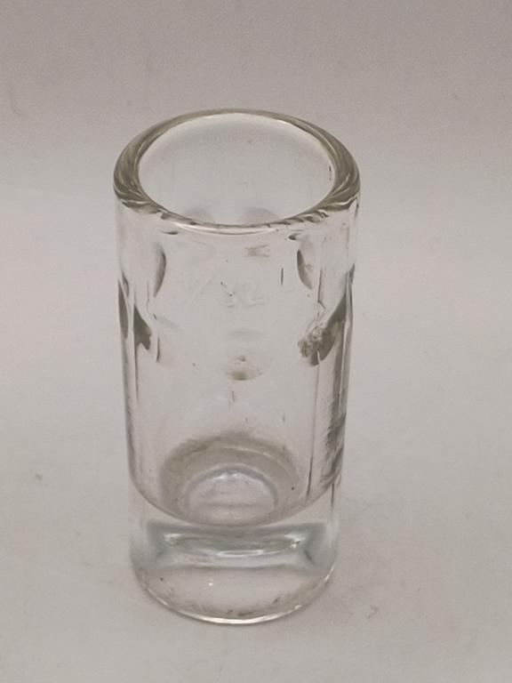 Kieliszek z grubego szkła, do wódki – karczmiak