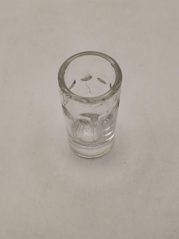 Kieliszek z grubego szkła, do wódki – karczmiak