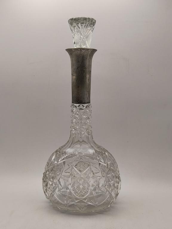 Stara karafka kryształowa okuwana