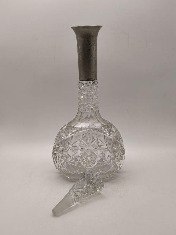 Stara karafka kryształowa okuwana