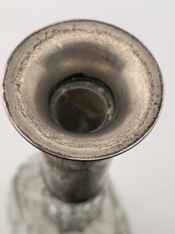 Stara karafka kryształowa okuwana