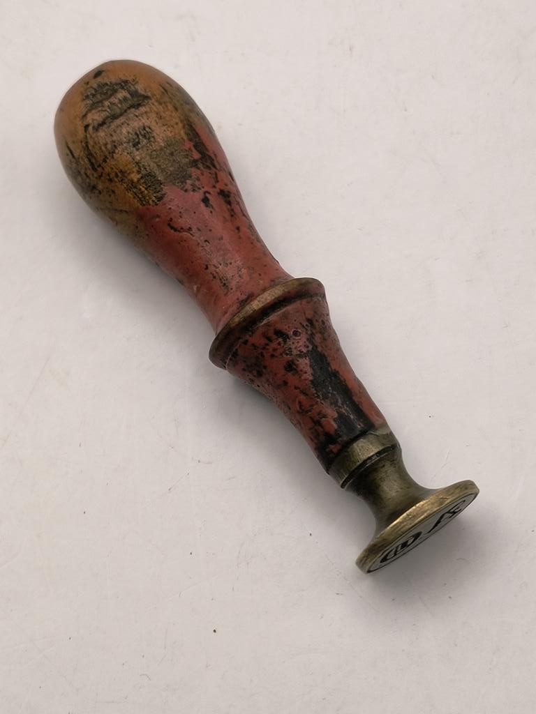 Pieczęć lakowa z monogramem