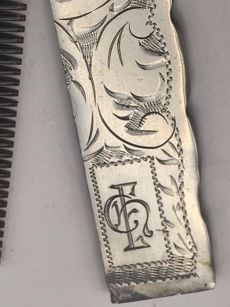 Etui na grzebień - z monogramem