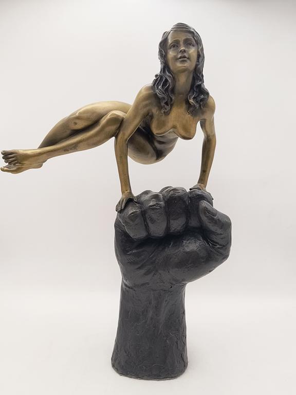 Rzeźba z brązu "siła kobiecości" - Deposee Paris, Francja