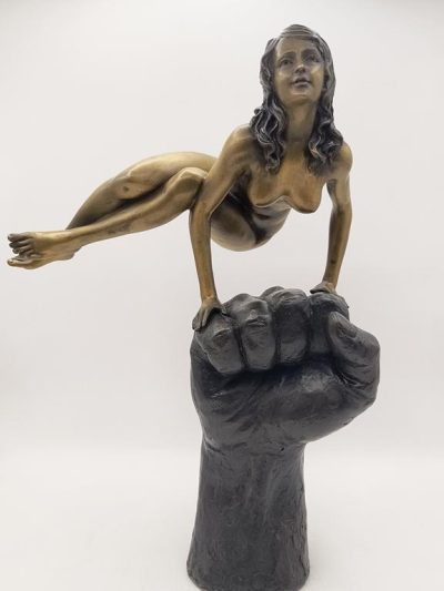 Rzeźba z brązu "siła kobiecości" - Deposee Paris, Francja