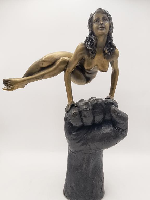 Rzeźba z brązu "siła kobiecości" - Deposee Paris, Francja