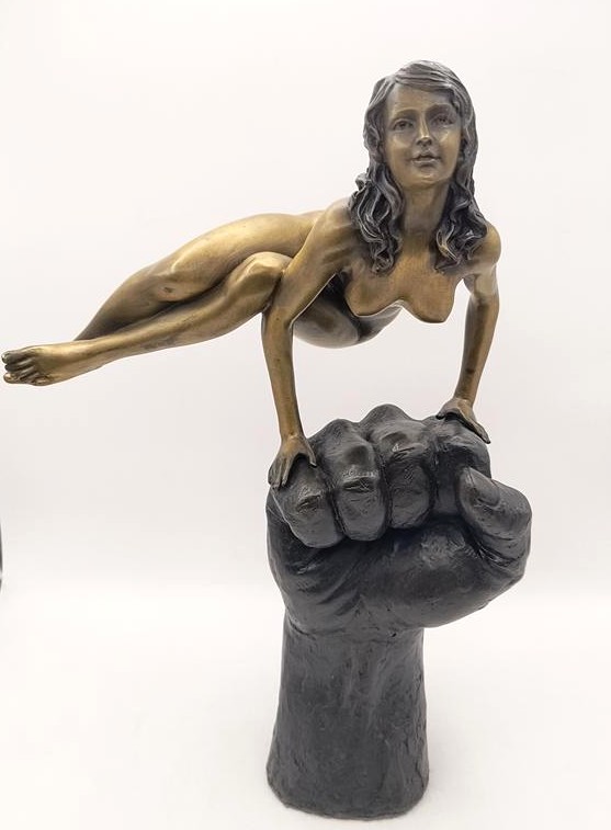 Rzeźba z brązu "siła kobiecości" - Deposee Paris, Francja