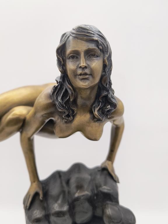 Rzeźba z brązu "siła kobiecości" - Deposee Paris, Francja