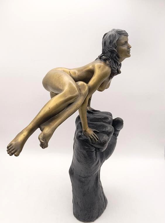 Rzeźba z brązu "siła kobiecości" - Deposee Paris, Francja