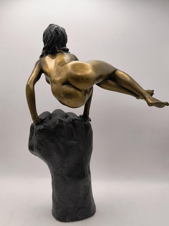 Rzeźba z brązu "siła kobiecości" - Deposee Paris, Francja